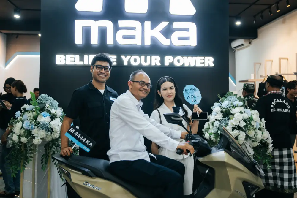 Raditya Wibowo dan Ni Nyoman Ayu Cynthia Diantari berpose dengan motor listrik MAKA Motors Cavalry.