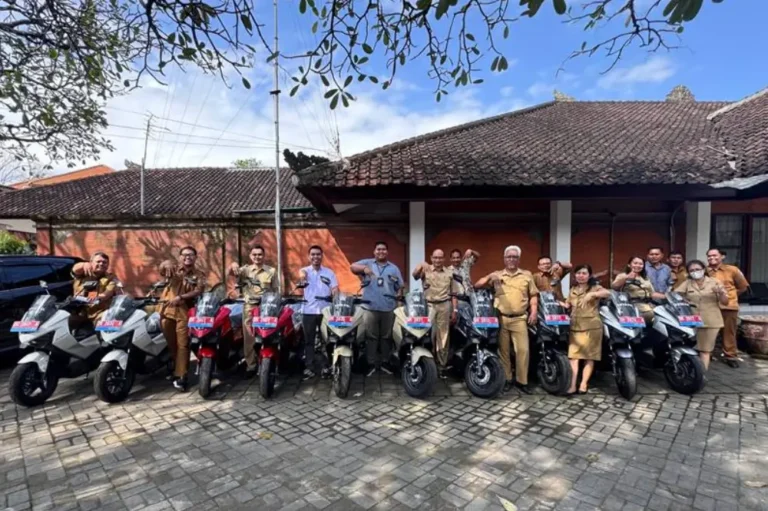 Penyerahan motor listrik Maka Cavalry untuk UPTD PAL Bali