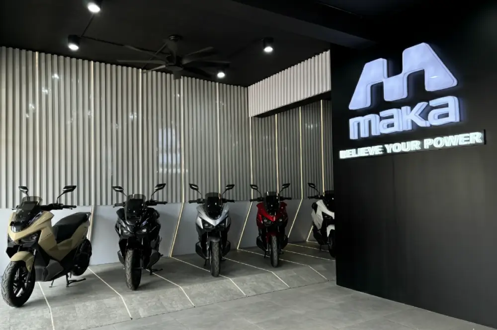 Lima unit motor matic listrik Maka Cavalry warna beige, hitam, silver, dan merah berjejer di dalam showroom Maka Motors Bali yang modern.