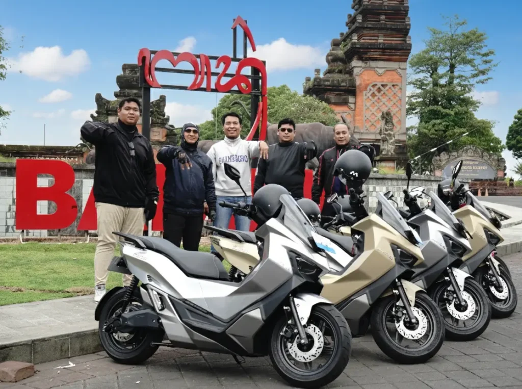 Rombongan Maka Cavalry berfoto di Puspem Badung