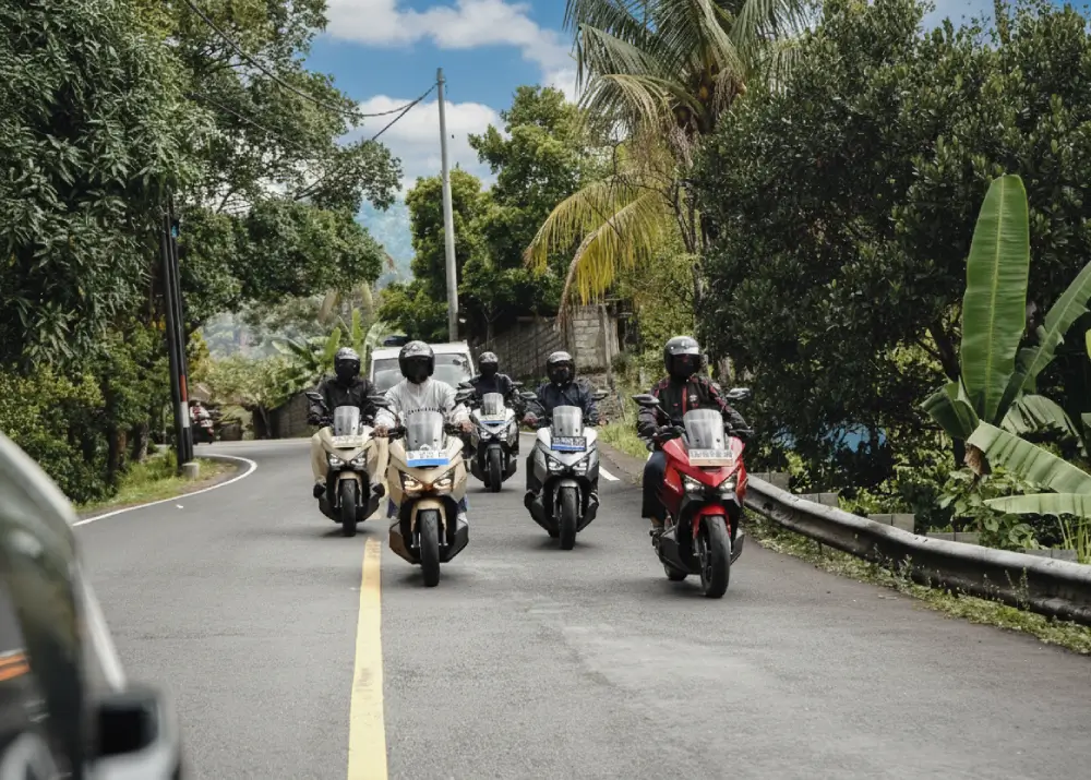 Touring rombongan motor listrik Maka Cavalry di jalanan Bali