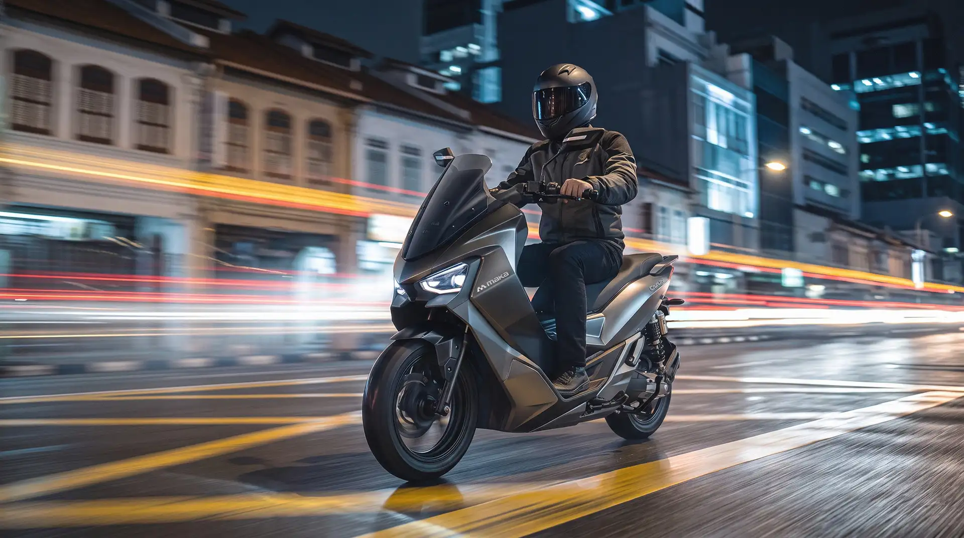Motor listrik MAKA Cavalry hitam melaju di jalanan kota pada malam hari.
